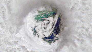 怪獸颶風「貝羅」襲、籠罩半個海洋！ 委內瑞拉大浪...