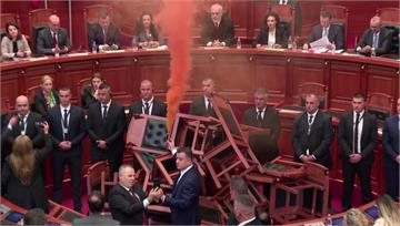 杯葛奇招！ 阿爾巴尼亞議員「點煙霧彈」擋預算