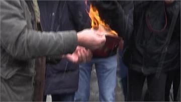 與俄羅斯切割 海外俄籍人士當街燒護照