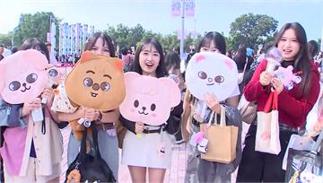 AAA場外粉絲擠爆周邊「聽漏音」 IU曬自拍打卡...