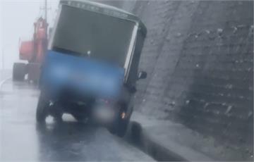 小犬強襲！台東大武鄉風強雨驟 貨車遭吹倒卡水溝