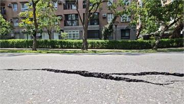 宜蘭爆路面塌陷裂縫長百公尺寬可塞拳 緊鄰大型國宅...