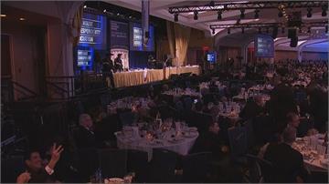 川普出席白宮記者晚宴驚傳槍響！由特勤人員架離現場