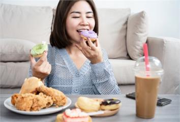 總想吃甜食、洋芋片？ 醫揭「頻繁渴望特定食物」健...