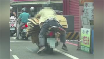 驚！阿伯紙箱堆滿機車「趴著騎」 網友直呼：誰家的...