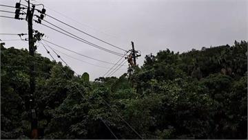 大雷雨炸基隆「逾500戶停電」 台電冒雨搶修全數...