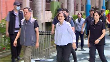 蔡英文現身投票所！面對提問微笑不語　投完票低調離...