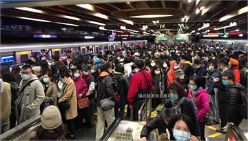 北捷板南線龍山寺站一早塞爆 1200位乘客被請下...