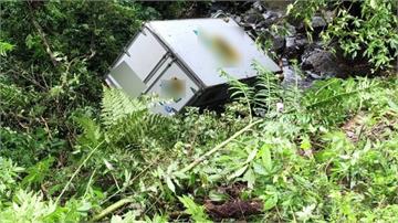 宅配貨車墜落新北坪林山區邊坡 駕駛受傷送醫