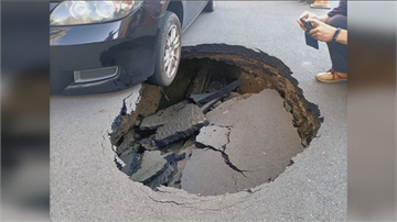 台南永康路面突塌陷　轎車陷入坑洞中
