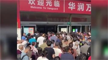上海官方發許可證「短暫放風」 住戶傾巢而出擠爆超...