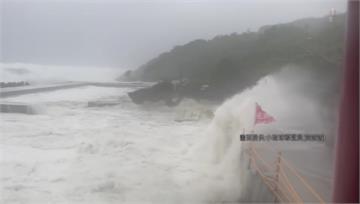 小琉球沿岸巨浪險衝上道路　部份地區停電