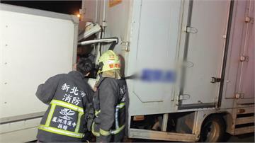 國1五股匝道凌晨4車連環追撞 貨車駕駛夾困送醫不...
