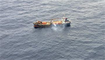 貨輪冒煙困「鳳凰」預估路徑！空勤總隊救援畫面曝