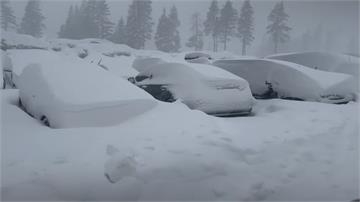 加州東部山區暴雪 積雪至少3公尺礙交通