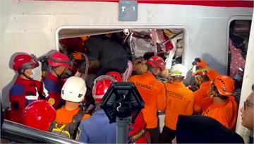 印尼通勤列車拋錨停靠月台...遭長途列車猛力追撞...