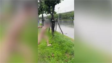 扯！滯洪池當游泳池玩水？ 男雨天「跳水裸泳」