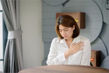 主動脈瓣狹窄險猝死！48歲女胸悶喘不過氣 檢查驚...