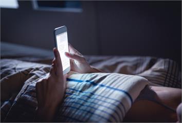 手機、平板的藍光到底是有害睡眠？還是能助眠？關鍵...