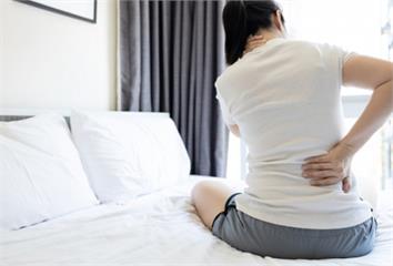 他「背痛到失眠」竟是高血糖惹禍！ 醫揪意想不到症...