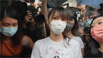 「香港學運女神」周庭出獄　民眾冒雨集結高喊加油！