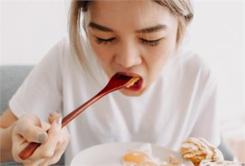 吃飯「1習慣」恐害你變胖、肚子大 還可能食道逆流