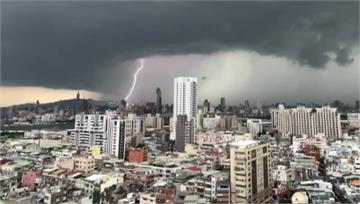 雷聲大作、暴雨狂炸「多路段淹水」　北部1分鐘閃電...