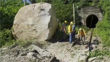 150噸重巨石砸軌道　台鐵出動怪手擊碎「最快明日...