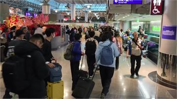 寒假首日桃園機場湧人潮 二航廈部分航空公司劃位系...