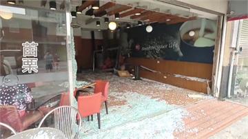 轎車暴衝撞進苗栗一間85度C 　用餐男顧客遭撞身...