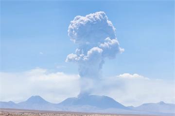 智利拉斯卡爾火山噴「6千公尺灰柱」 當地發布飛行...