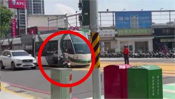 怪男騎車擋輕軌！見警也不配合 遭架四肢帶回