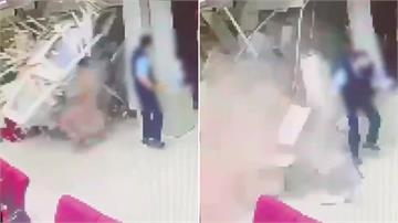 彰銀大廳監視器驚悚畫面曝！保全站門口嚇壞跳開 門口2人被撞倒