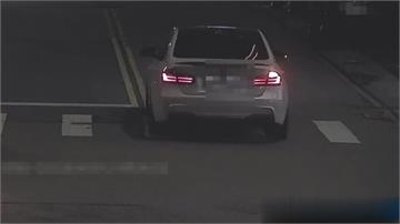 無照釀禍！BMW駕駛失控衝路邊停車格 連撞2車