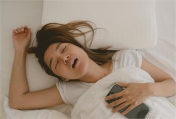睡覺手高舉過頭？ 物理治療師揭「出現4症狀」恐是...