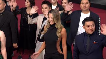 金鐘61／蔡詩芸側邊挖空禮服辣翻紅毯　小麥肌搭金...