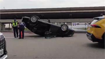 桃機一航廈爆追撞意外！轎車烏龜翻「四輪朝天」　接...