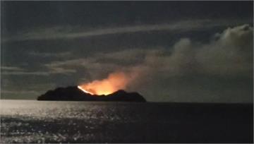 台東外海離島「火燒島」 大片火光竄濃煙