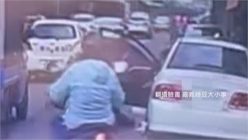 騎士遭開門殺！彈飛後又撞貨車 重傷倒臥路中