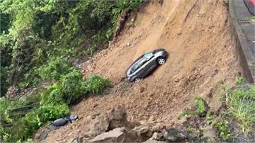 瞬間大雨釀坍方！新店涵煙翠社區前邊坡崩落 多輛汽...