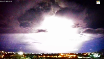 驚人畫面曝光！台東閃電劃破夜空　雲海中「紫爆」超...