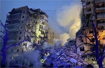 俄飛彈襲烏克蘭公寓至少18死 澤倫斯基批恐怖暴行