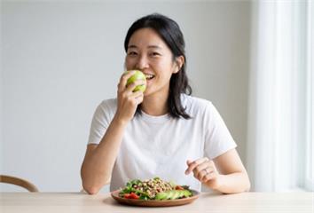 日本營養師每天必吃「5種水果」！顧腦、護心又養腸...