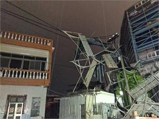 旗津突降大雷雨！鷹架倒塌壓供電線路 逾3千戶一度...