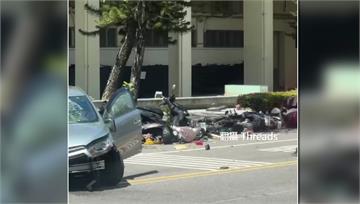 台南大學路76歲轎車駕駛暴衝！路邊機車全撞倒　1...