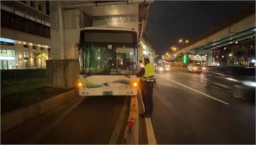 路況不熟？ 公車誤闖大漢橋機車道「卡死」釀回堵