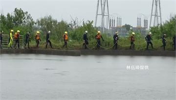 鼻酸！童跌落大排今尋獲　父抱遺體癱坐