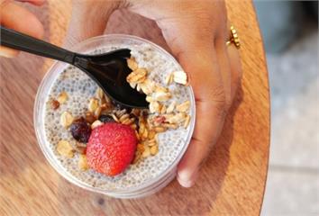 奇亞籽「直接吞or咬開」比較好？營養師解答「這吃...