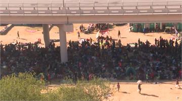 海地難民湧入美國德州邊境 萬人搶住橋下避難