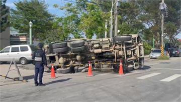 嘉縣景山國小前 水泥預拌車後輪陷進路面側翻